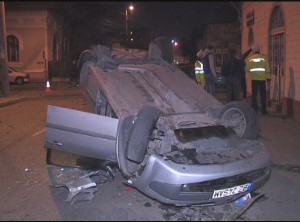 ACCIDENT SPECTACULOS NOAPTEA TRECUTĂ. O MAŞINĂ A ATERIZAT ÎNTR-O CASĂ