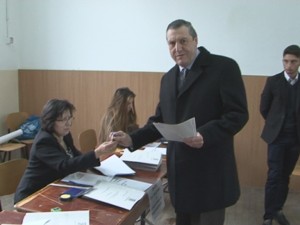 CATON MATEEŞESCU, LA VOT ÎMPREUNĂ CU SOŢIA ŞI FIICA. A VOTAT PENTRU UN GUVERN AL LOCURILOR DE MUNCĂ