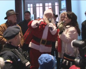 SPECTACOL GRANDIOS LA MUZEUL JUDEŢEAN. TOŢI COPIII PREZENŢI AU PRIMIT DARURI DE LA MOŞ CRĂCIUN