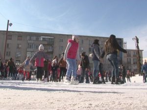 CU PATINELE LA CUMPĂRĂTURI. S-AU DESCHIS PATINOARUL ŞI TÂRGUL DE PE PLATOU