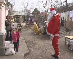 MOŞ CRĂCIUN POLIŢIST. AJUTOARE DIN PARTEA IPJ, PENTRU ZECI DE FAMILII