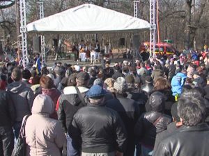 SPECTACOL DE ZIUA NAŢIONALĂ. APROAPE O MIE DE BUZOIENI AU SĂRBĂTORIT ÎN CRÂNG