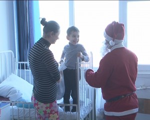 MOŞ CRĂCIUN A AJUNS ŞI LA SPITALUL JUDEŢEAN. CADOURI PENTRU MICUŢII INTERNAŢI ŞI COPIII ANGAJAŢILOR