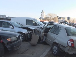 TAMPONARE SPECTACULOASĂ, PE FRĂSINET. A VRUT SĂ EVITE UN ACCIDENT ŞI A LOVIT ALTE TREI MAŞINI
