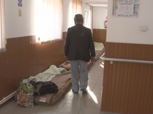 CENTRUL DE ZI ŞI DE NOAPTE ESTE PLIN. POLIŢIA LOCALĂ ADUNĂ TOŢI OAMENII FĂRĂ ADĂPOST