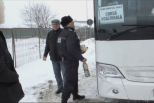 POLIŢIŞTII LOCALI, LA DATORIE PE VISCOL. AU OFERIT CEAI ŞOFERILOR ŞI AU ADUNAT OAMENII DE PE STRĂZI