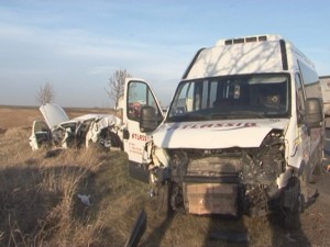 AUTORUL CARNAGIULUI DE PE DN2, REŢINUT. ŞOFERUL MICROBUZULUI ESTE, ÎN OPINIA POLIŢIŞTILOR, VINOVAT