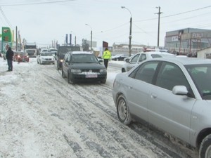 DRUMURILE S-AU REDESCHIS. SE CIRCULĂ ÎN CONDIŢII DE IARNĂ. DUPĂ VISCOL, URMEAZĂ VREME GEROASĂ.