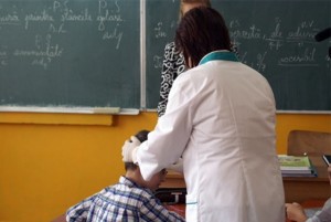 ATENŢIE LA PĂDUCHI! IATĂ CE RECOMANDĂ MEDICII