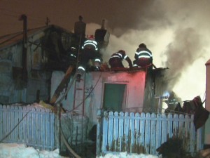 DOUĂ LOCUINŢE ARSE, PE STRADA TRANSILVANIEI. INCENDIUL AR FI FOST CAUZAT DE NEGLIJENŢĂ