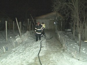 INCENDIU LA POTOCENI. ACOPERIŞUL UNEI CASE A LUAT FOC