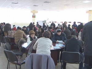 AGLOMERAŢIE LA CASA DE PENSII. DUPĂ ZILE LIBERE, FUNCŢIONARII AU FOST ASALTAŢI LA GHIŞEE