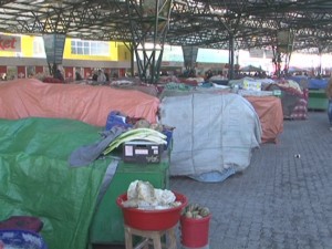 PUSTIU ÎN PIAŢA CENTRALĂ. GERUL A ALUNGAT ŞI COMERCIANŢII, ŞI CUMPĂRĂTORII
