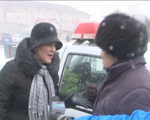 SCANDAL ÎNTRE PREFECT ŞI NAVETIŞTI. ZECI DE CĂLĂTORI, REVOLTAŢI CĂ NU POT AJUNGE ACASĂ