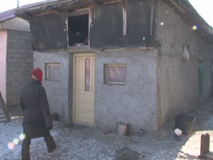 LUMINĂ PENTRU SĂRMANI. O FAMILIE SE ROAGĂ SĂ AIBĂ UN BEC ÎN CASĂ