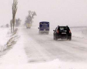 VINE IARNA, CU VISCOL ŞI ZĂPADĂ. AUTORITĂŢILE, PREGĂTITE SĂ INTERVINĂ