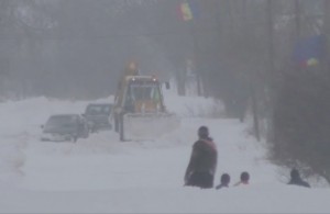LOCALITĂŢILE DIN BĂRĂGAN, ÎN LUPTĂ CU ZĂPADA. DRUMARII ACŢIONEAZĂ LA FOC CONTINUU