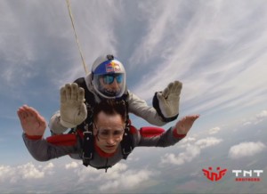 EXPERIENŢĂ UNICĂ A UNUI NEVĂZĂTOR. A SĂRIT CU PARAŞUTA DE LA 4000 DE METRI