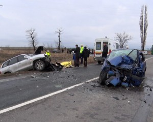 IMPACT NIMICITOR PE DN2B, LÂNGĂ ŢINTEŞTI. ACCIDENT AUTO SOLDAT CU UN MORT ȘI TREI RĂNIŢI