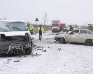 ACCIDENT AUTO CU TREI RĂNIŢI, LA VERNEŞTI. OAMENII DIN ZONĂ DAU VINA PE DRUMURI.
