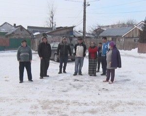 "SĂ VINĂ ASFALTUL!" LOCUITORII DE PE IAZULUI AŞTEAPTĂ LUCRĂRILE