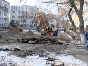 UTILAJE LA LUCRU. SE AMENAJEAZĂ NOI PARCĂRI REZIDENŢIALE