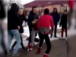 BĂTAIE ÎNTRE ELEVE, LA LUCIU. FETELE PROVIN DIN FAMILII CU PROBLEME