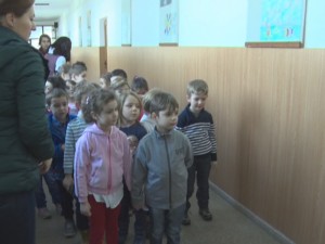 ÎN VIZITĂ LA ŞCOALĂ. CLASELE PREGĂTITOARE AU PRIMIT OASPEŢI DE LA GRĂDINIŢE