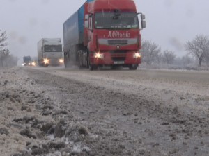 SE ÎNCHIDE DN2, DIN CAUZA NINSORII? SĂRĂRIŢELE LIPSESC, PE DRUMUL NAŢIONAL SE CIRCULĂ ÎNGREUNAT