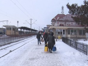 PEROANELE GĂRII, UN VERITABIL PATINOAR. CĂLĂTORII RECLAMĂ NEGLIJENŢA ADMINISTRATORILOR