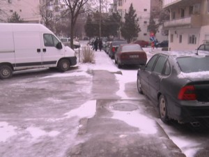 BUZĂUL, SUB CUPOLA GHEŢII. S-AU PRODUS NUMEROASE ACCIDENTE