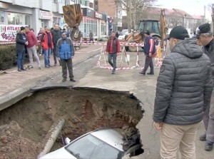 MAŞINĂ ÎNGHIŢITĂ DE ASFALT. A CĂZUT ÎNTR-O PIVNIŢĂ VECHE DE SUTE DE ANI