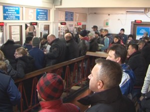 AGLOMERAŢIE LA ÎNMATRICULĂRI. DE ASTĂZI NU SE MAI PLĂTEŞTE TAXA DE MEDIU