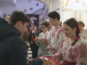 VIZITĂ DE SUFLET LA COLEGIUL EMINESCU. OASPEŢII, ELEVI ŞI PROFESORI DIN CERNĂUŢI