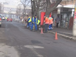 PRIMĂRIA ASTUPĂ GROPILE. ÎNCEPE PROGRAMUL DE PETICIRE
