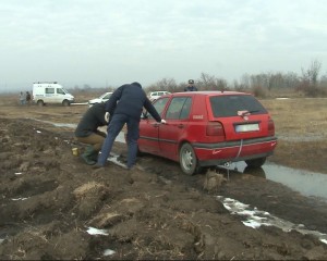 ASFIXIAT ÎN PROPRIA MAŞINĂ. UN BĂRBAT S-A SINUCIS CONECTÂND UN FURTUN LA EŞAPAMENT