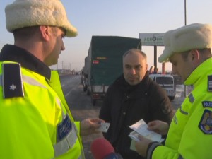 ŞOFER BRAŞOVEAN, “CAZAT” PENTRU O ZI, LA POLIŢIE. CIRCULA CU NUMERE FALSE ŞI PERMISUL SUSPENDAT