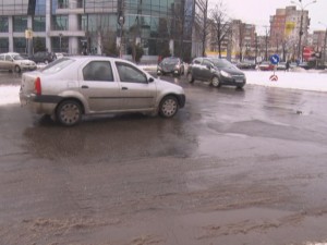 CAROSABIL "LA NEGRU",  ÎN ORAŞ. DRUMARII AU ÎNCEPUT CURĂŢAREA STRĂZILOR DIN CARTIERE