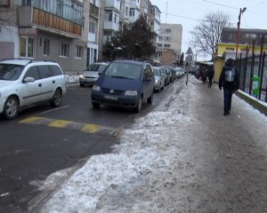 STRADĂ BLOCATĂ, HAOS ÎN TRAFIC. PE STRADA PIETROASELE S-A LUCRAT LA O GURĂ DE CANALIZARE