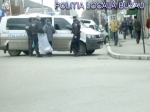 CAPTURĂ DE ŢIGĂRI, LÂNGĂ PIAŢA CENTRALĂ. PRINŞI DE POLIŢIŞTII LOCALI, ZIUA-N AMIAZA MARE