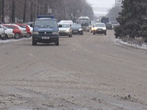 DRUMARII S-AU LUPTAT CU GHEAŢA DE PE ŞOSELE. PE STRĂZILE PRINCIPALE ALE ORAŞULUI SE CIRCULĂ DECENT