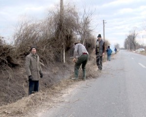 ASISTAŢII SOCIAL, CHEMAŢI LA MUNCĂ. LA VERNEŞTI, CURĂŢENIE CU 150 DE BENEFICIARI