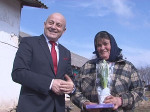 RECUNOŞTINŢĂ DE ZIUA MAMEI. PREŞEDINTELE CJ A MERS ÎN VIZITĂ LA AZILURILE DIN CÂMPENI ŞI NĂENI