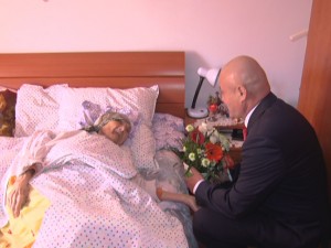 EMOŢII, FLORI ŞI CADOURI. PREŞEDINTELE CJ, ÎN VIZITĂ LA URMAŞELE VETERANILOR