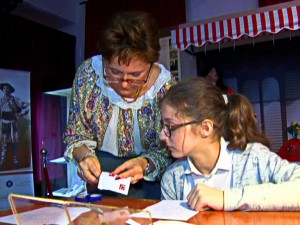 SEMNE TRADIŢIONALE. COPIII BUZOIENILOR ÎNVAŢĂ SĂ COASĂ DE LA MEŞTERII POPULARI