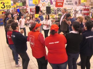 HORA MARE LA HIPERMARKET. FLASHMOB OFERIT DE MUZEUL JUDEŢEAN DE ZIUA FEMEII