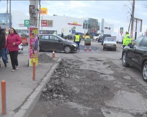 PLOMBĂRI ÎN INTERSECŢIE, TRAFIC ÎNGREUNAT. ÎN ZONELE AGLOMERATE SUNT MOBILIZAŢI POLIŢIŞTII