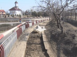 AU LĂSAT TROTUARELE NEASFALTATE. PRIMĂRIA A SOMAT, MUNCITORII AU REAPĂRUT
