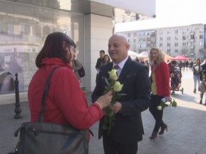 TRANDAFIRI DE LA CJ. FLORI ŞI MĂRŢIŞOARE OFERITE BUZOIENCELOR