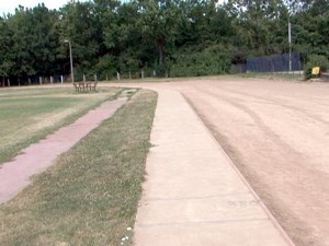 RENOVAREA STADIONULUI DE ATLETISM, ÎNCĂ „ÎN PICIOARE”. INIŢIAL, COMPLEXUL TREBUIA REFĂCUT PENTRU CENTRUL DE EXCELENŢĂ